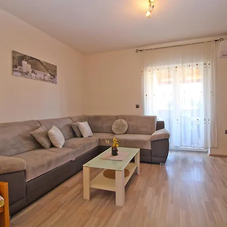 Apartment Josip 1649 *