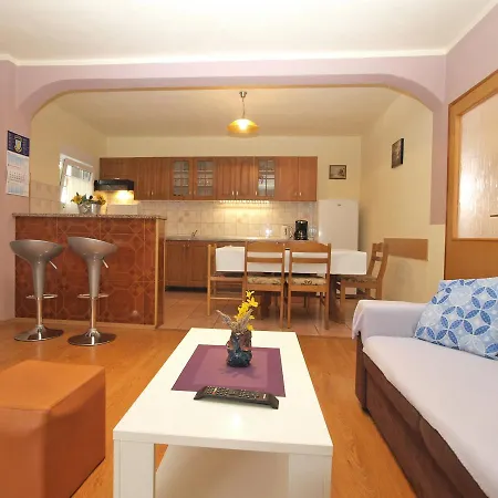 Josip 1649 Apartmán *
